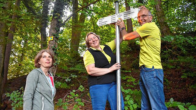 Letzte Handgriffe am Jubiläumswanderweg nehmen Birgit Müller, Manuela Ramsteiner und Michael Bader (von links) vor.