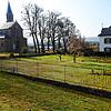 Der Ort, um den sich der Streit dreht: Auf der Fläche des Pfarrgartens neben der Sankt Martinskirche in Obersäckingen soll künftig ein ...