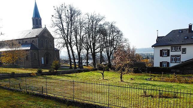 Der Ort, um den sich der Streit dreht: Auf der Fläche des Pfarrgartens neben der Sankt Martinskirche in Obersäckingen soll künftig ein ...