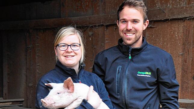 Sehen für ihre Höfe trotz aller Schwierigkeiten noch eine Zukunft: Ferkelzüchterin Birgit Locher und Schweinemäster Julian Hafen. Ihre ...