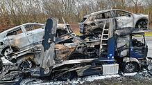 Das Wrack des ausgebrannten Autotransporters auf der B 31 bei Überlingen.