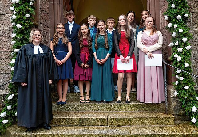Zehn Konfirmandinnen und Konfirmanden feierten am Sonntag, 4. Mai, mit Diakonin Anne Keller ihre Konfirmation in der evangelischen ...