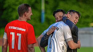 Klasse gemacht: Trainer Vincenzo Leggio gratuliert A-Junior Finn Graf, der soeben das 3:2-Siegtor für den FC Tiengen 08 II erzielt hat. ...