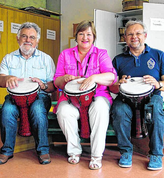 Trommeln für die Bläserklasse im Februar 2016 (von links): der damalige Musikschulleiter Uli Vollmer mit Stadtkapellen-Vorsitzender ...