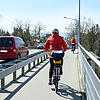 Noch trennen Leitplanken Autofahrer und Radfahrer auf der Konstanzer Brücke: Strittig ist die Radwegeführung nach der geplanten ...