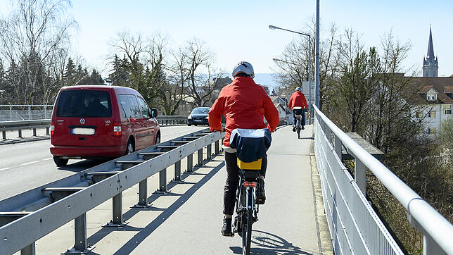 Wenn die Leitplanke weg kommt, ist mehr Platz auf der Konstanzer Brücke: Stadteinwärts ist der Weg rechts den Radfahrern vorbehalten – ...