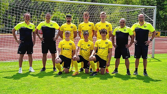 Trainer und Zugänge: (v. li. stehend) Tobias Urban (Trainer) , Matthias Rogg (Spielausschussvorsitzender), Pierre Wachenheim, Joel ...