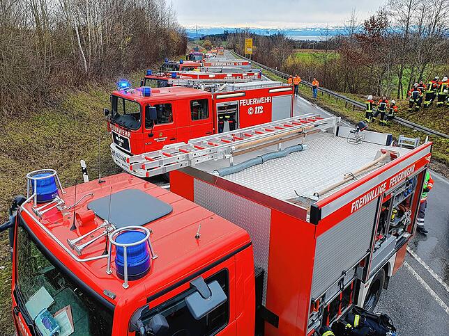 Feuerwehrkräfte aus Überlinen und Salem, sowie Spezialisten für Autobatterien der Feuerwehr aus dem Landkreis Ravensburg, wurden zu dem ...