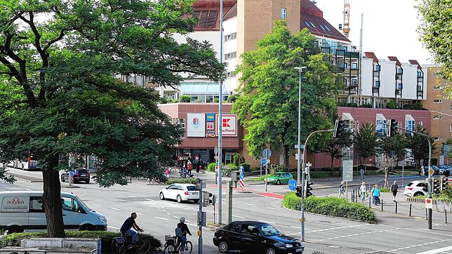 (Archivbild) Blick auf das Seerhein-Center am Zähringerplatz. Dort im Eingangsbereich griffen die Jugendlichen einen 44-Jährigen an.