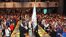 Imposantes Bild: Einmarsch mit dem Narrovatter in die Festhalle Bad Saulgau.