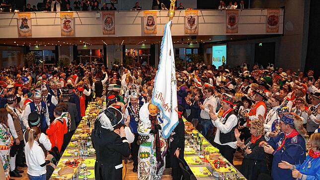 Imposantes Bild: Einmarsch mit dem Narrovatter in die Festhalle Bad Saulgau.