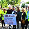 Von links: Micha Bächle, Gisela Kanitz, Guido Wolf, Frank Bonath, Derya Türk-Nachbaur, Martina Braun und Georg Baum unterstützen den Bau ...