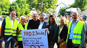 Von links: Micha Bächle, Gisela Kanitz, Guido Wolf, Frank Bonath, Derya Türk-Nachbaur, Martina Braun und Georg Baum unterstützen den Bau ...