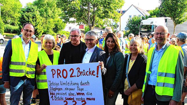 Von links: Micha Bächle, Gisela Kanitz, Guido Wolf, Frank Bonath, Derya Türk-Nachbaur, Martina Braun und Georg Baum unterstützen den Bau ...