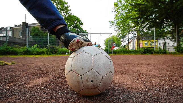 Kinder, die Fußball in Freiburger Vereinen spielten, sind offenbar Opfer sexueller Gewalt worden. Hier haben wir ein Symbolbild eines ...