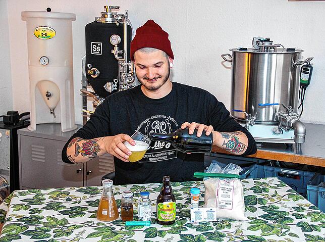 Lukas Kromer ist gelernter Brauer. Zuhause probiert er gerne neue und eigene Rezepte aus. Vor ihm stehen auf dem Tisch stehen alle ...