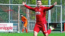 Torschütze Marc Kuczkowski (FC Überlingen) hat allen Grund zur Freude: Mit vier Toren führte er seine Mannschaft im Duell gegen den FC ...
