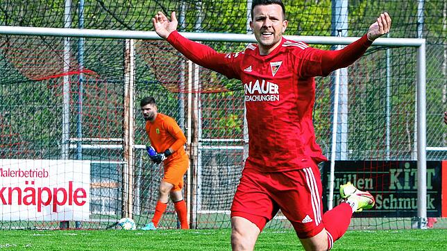 Torschütze Marc Kuczkowski (FC Überlingen) hat allen Grund zur Freude: Mit vier Toren führte er seine Mannschaft im Duell gegen den FC ...