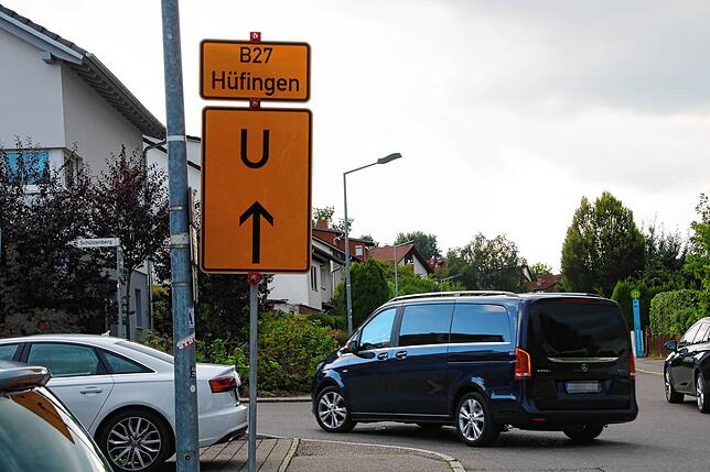 Die Umleitung weist geradeaus, aber über den Schützenberg geht es direkter in Richtung Hüfingen. Sogar ganz legal, wenn man die ...