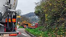 Ein Arbeiter stellt am Mittwochmorgen, 13. November, eine Absperrung in Richtung A98 auf.