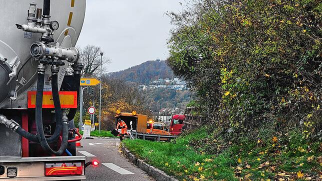 Ein Arbeiter stellt am Mittwochmorgen, 13. November, eine Absperrung in Richtung A98 auf.