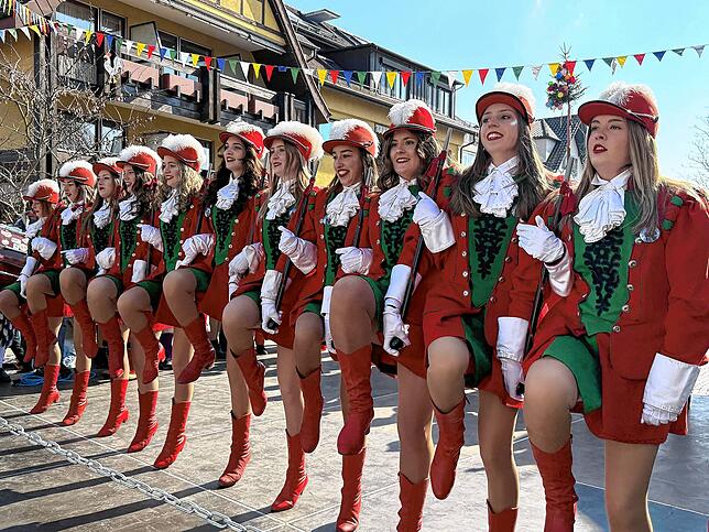 Bild 29: Narren ziehen von der Messe zum Fasnetsmarkt