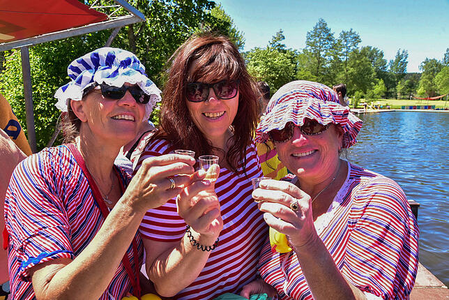 Prost. Mit Badehäubchen haben Sabine Koch (von links), Ina Herfurth und Karin Knobloch das Anbaden zelebriert. Hinterher gibts einen ...