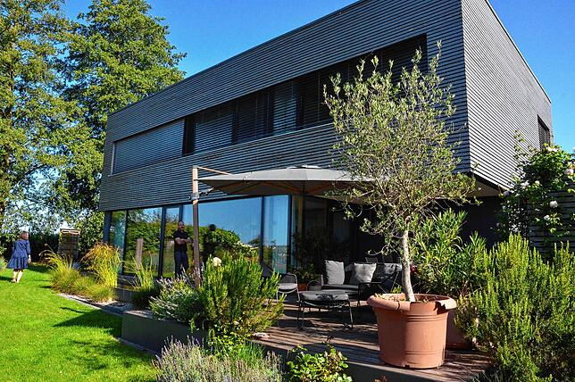Im Sommer verbringt die Familie viel Zeit auf der windgeschützten Terrasse.