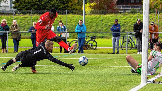 Obed Ugondu erzielt hier das zweite seiner beiden Tore für den 1. FC Rielasingen-Arlen, der die DJK Donaueschingen 3:0 besiegte.