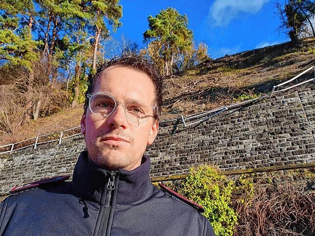 Sipplingens Feuerwehr- Kommandant Mirko Schirmeister an der Stelle, wo der Baum abstürzte und das Geländer beschädigte.