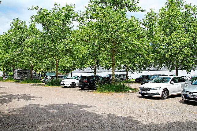 Direkt an der Tennishalle und ganz nah am Freibad kann man sein Auto abstellen.