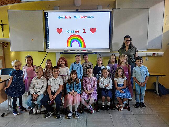 1. Klasse der Kardinal-Bea-Schule Blumberg-Riedböhringen, mit Klassenlehrerin Hadice Pfitzenmeier.