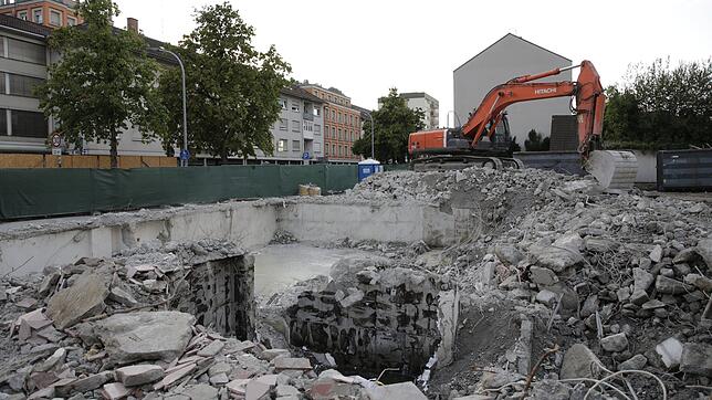 Das Conti hat ein Lücke hinterlassen. Im Moment ist die Firma Schotterteufel dabei, das Loch im Boden zuzuschütten.