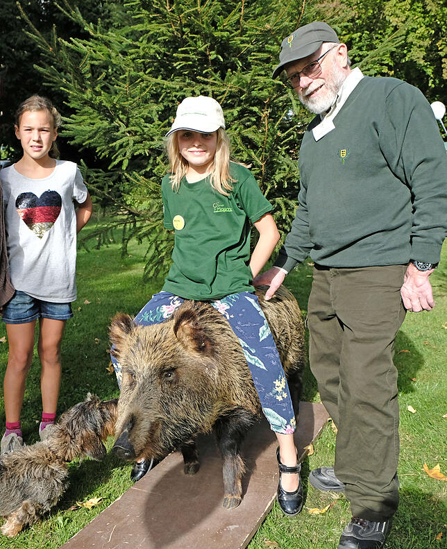 Auch die Jäger bereiten sich auf die Gartenschau vor. Kurt Kirchmann aus Mühlingen hat eine präparierte Wildsau als Fotoobjekt mitgebracht.