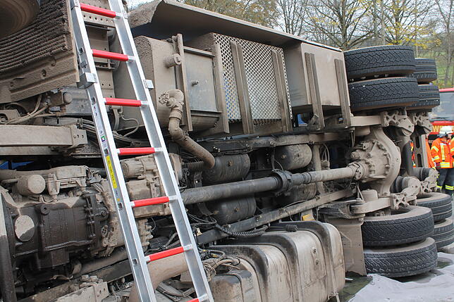 Bild 10: Bilder vom Unfall: Umgekippter Lastwagen am Randenaufstieg der B 314