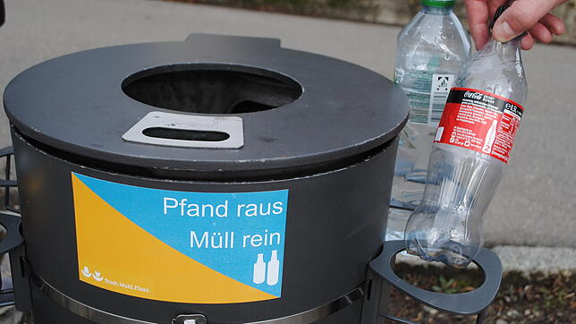 Pfandflaschen können in die Ringe gesteckt und von Flaschensammlern später einfach entnommen werden.