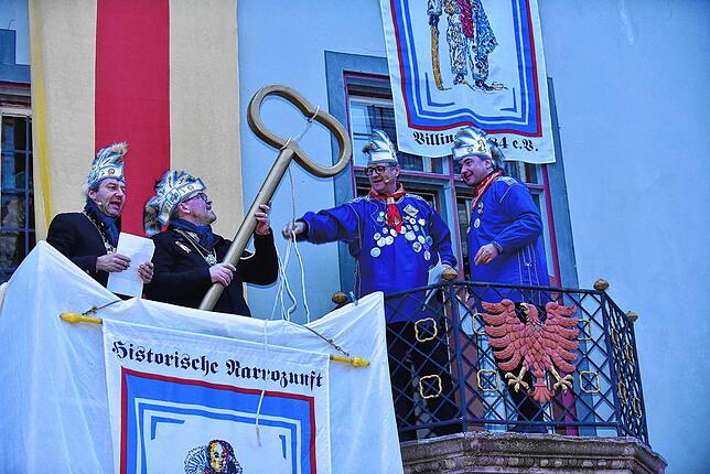 Schlüsselübergabe am Villinger Rathaus: Muss ihn OB Roth auch 2022 herausrücken? Bild: Roland Sigwart