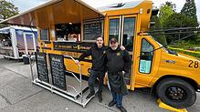 Dennis Zippert (links) und Thomas Graf haben einen Schulbus aus Kalifornien nach Lindau geholt und zum Foodtruck umgebaut.