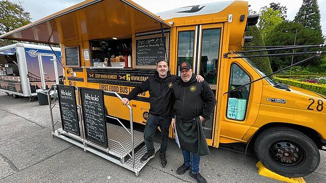 Dennis Zippert (links) und Thomas Graf haben einen Schulbus aus Kalifornien nach Lindau geholt und zum Foodtruck umgebaut.
