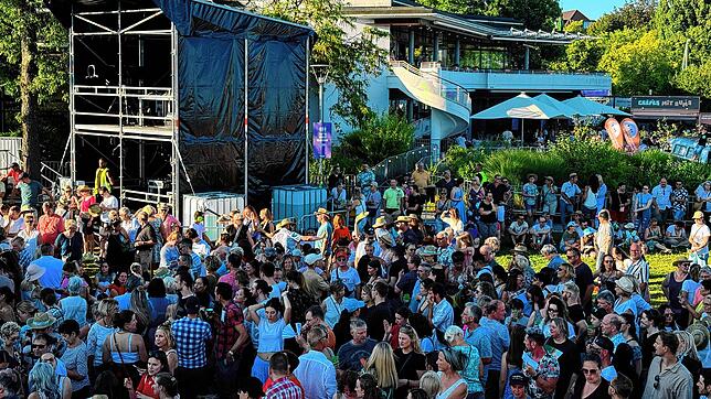 Bild 9: Alvaro Soler in Friedrichshafen: Konzert begeistert Besucher am Seeufer (Teil 1)