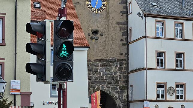 Die Fußgängerampel am Riettor zeigt seit einer Weile länger Grün an.