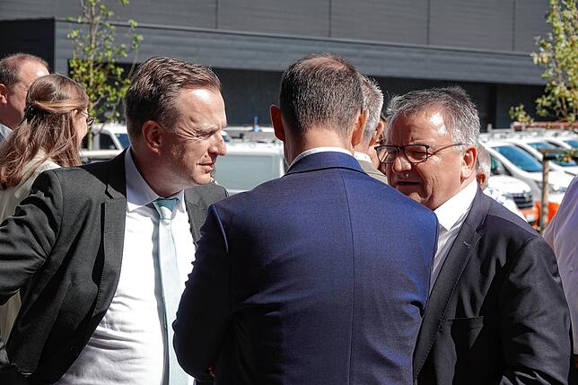 Jens Südekum, links, vor seinem Vortrag im Gespräch mit Gästen.