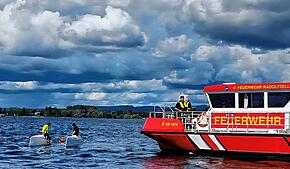 Feuerlöschboot am Einsatzort.
