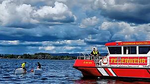 Feuerlöschboot am Einsatzort.
