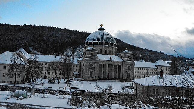 Lange bevor der Dom mit seiner mächtigen Kuppel gebaut wurde, verantwortete Abt Rustenus den Bau des &bdquo;Neuen Münsters&ldquo;.