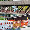 Vom Siedlersteg aus hat ein bisher Unbekannter einen Stein auf die Hagelrainstraße geworfen und dadurch einen Autofahrer in Gefahr gebracht.