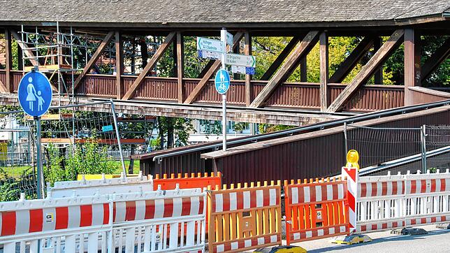 Vom Siedlersteg aus hat ein bisher Unbekannter einen Stein auf die Hagelrainstraße geworfen und dadurch einen Autofahrer in Gefahr gebracht.