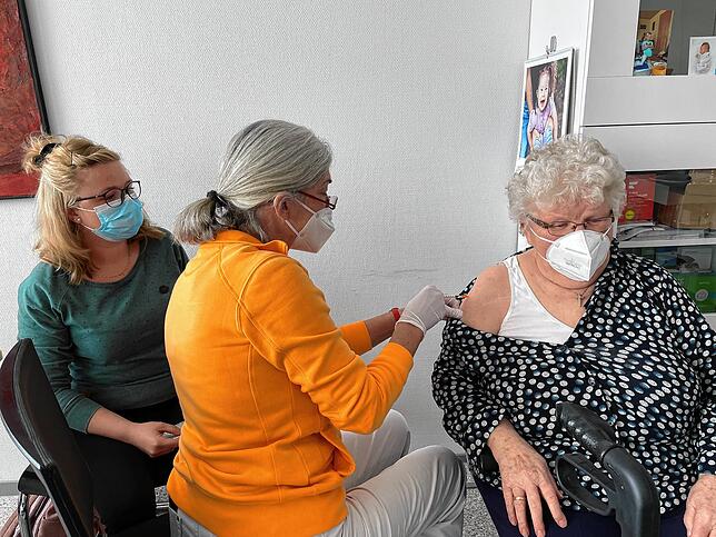 Ärztin Hertha-Maria Potschaske impft Christa Obergfell, 80, aus Tennenbronn. Sie hat ihre Enkelin Yvonne Obergfell, 26, dabei, die auch ...
