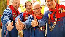Die Fasnet 2023 kann kommen. Dafür gibt es von den Singener Poppele den Daumen hoch (von links): Säckelmeister Holger Marxer, ...
