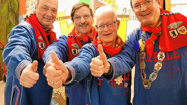 Die Fasnet 2023 kann kommen. Dafür gibt es von den Singener Poppele den Daumen hoch (von links): Säckelmeister Holger Marxer, ...